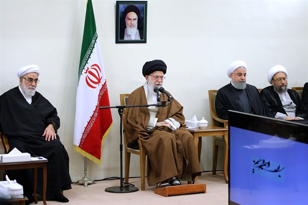 رهبر معظم انقلاب اسلامی: وزارت نفت و دیگر مسئولان دولتی راه‌های کاهش مصرف بنزین را پیگیری کنند
